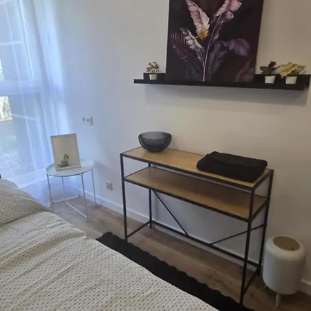 Burgund 2 Pokojowy Z Ogrodkiem Lub Ze Wspolna Kuchnia I Lazienka *