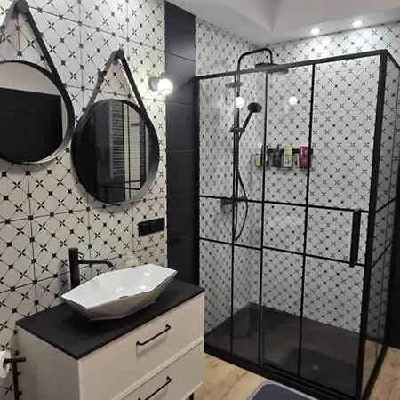 Burgund 2 Pokojowy Z Ogrodkiem Lub Ze Wspolna Kuchnia I Lazienka 바르샤바