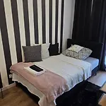 Burgund 2 Pokojowy Z Ogródkiem Lub Ze Wspólną Kuchnią I łazienką Apartament Warszawa