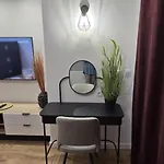 Burgund 2 Pokojowy Z Ogródkiem Lub Ze Wspólną Kuchnią I łazienką Apartament Warszawa