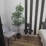 Burgund 2 Pokojowy Z Ogródkiem Lub Ze Wspólną Kuchnią I łazienką Apartament Warszawa