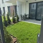 Burgund 2 Pokojowy Z Ogródkiem Lub Ze Wspólną Kuchnią I łazienką Apartament Warszawa