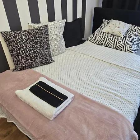 Appartement Burgund 2 Pokojowy Z Ogrodkiem Lub Ze Wspolna Kuchnia I Lazienka