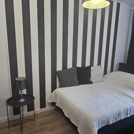 Appartement Burgund 2 Pokojowy Z Ogrodkiem Lub Ze Wspolna Kuchnia I Lazienka