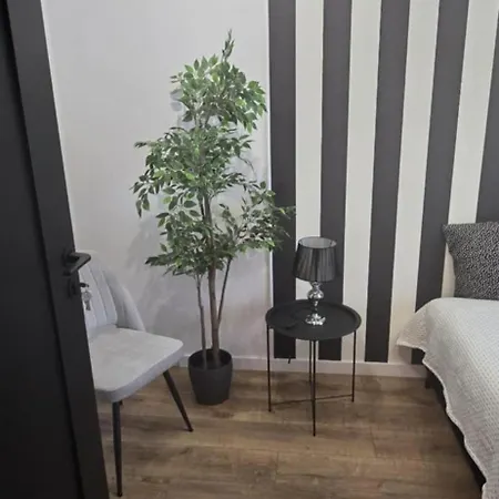 Burgund 2 Pokojowy Z Ogrodkiem Lub Ze Wspolna Kuchnia I Lazienka Appartement Varsovie