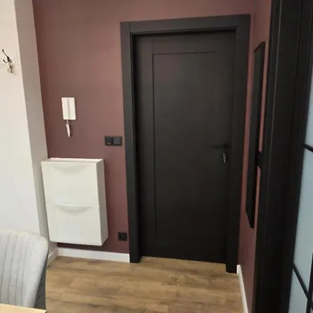 Appartement Burgund 2 Pokojowy Z Ogrodkiem Lub Ze Wspolna Kuchnia I Lazienka