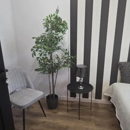 Burgund 2 Pokojowy Z Ogrodkiem Lub Ze Wspolna Kuchnia I Lazienka Appartement Varsovie