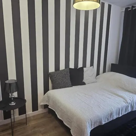 Appartement Burgund 2 Pokojowy Z Ogrodkiem Lub Ze Wspolna Kuchnia I Lazienka *