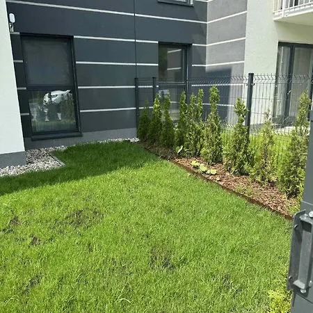 Appartement Burgund 2 Pokojowy Z Ogrodkiem Lub Ze Wspolna Kuchnia I Lazienka Warschau