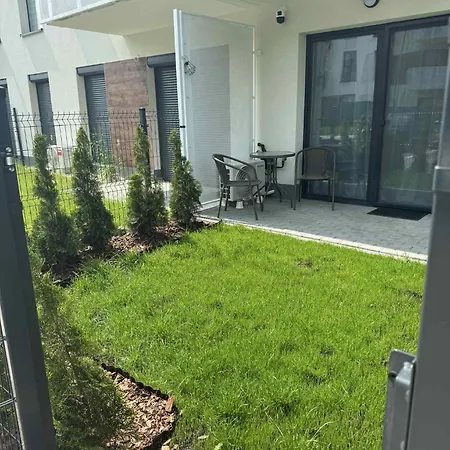 Burgund 2 Pokojowy Z Ogrodkiem Lub Ze Wspolna Kuchnia I Lazienka Appartement Warschau