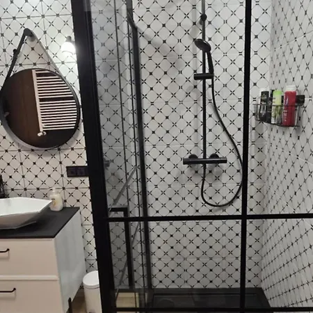 Appartement Burgund 2 Pokojowy Z Ogrodkiem Lub Ze Wspolna Kuchnia I Lazienka