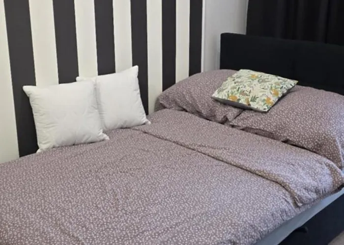 Burgund 2 Pokojowy Z Ogrodkiem Lub Ze Wspolna Kuchnia I Lazienka Apartment