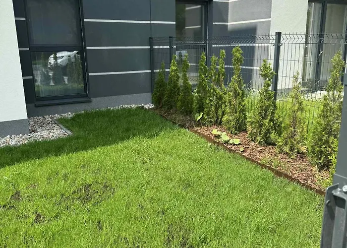 Apartment Burgund 2 Pokojowy Z Ogrodkiem Lub Ze Wspolna Kuchnia I Lazienka Warschau