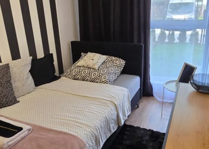 Apartman Burgund 2 Pokojowy Z Ogrodkiem Lub Ze Wspolna Kuchnia I Lazienka