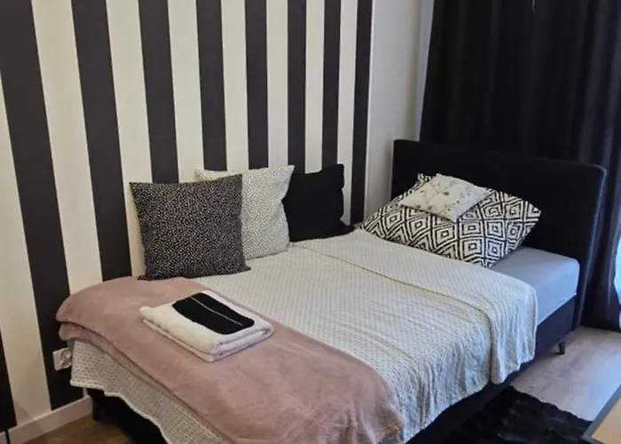 Burgund 2 Pokojowy Z Ogrodkiem Lub Ze Wspolna Kuchnia I Lazienka Apartman Varsó