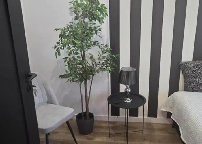 Burgund 2 Pokojowy Z Ogrodkiem Lub Ze Wspolna Kuchnia I Lazienka Apartman Varsó