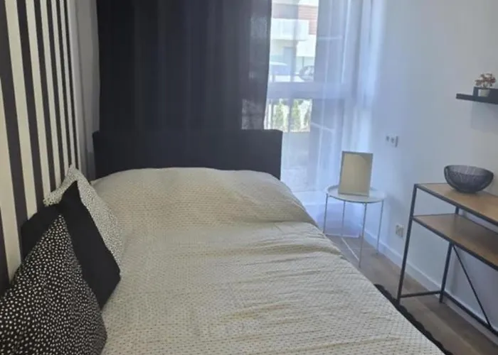 Burgund 2 Pokojowy Z Ogrodkiem Lub Ze Wspolna Kuchnia I Lazienka * Varsó