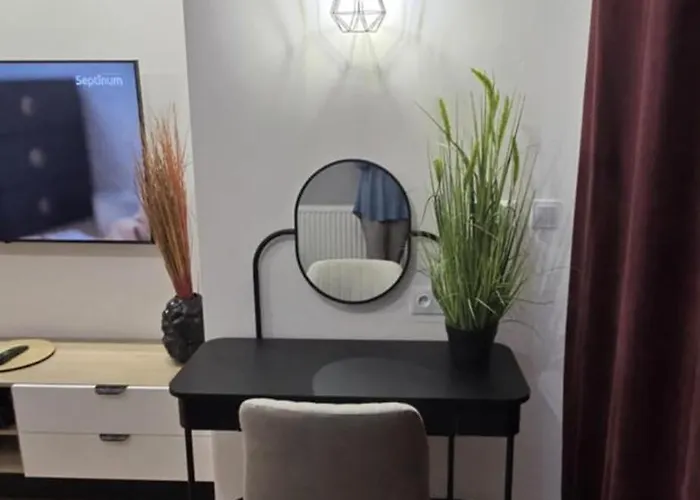 Burgund 2 Pokojowy Z Ogrodkiem Lub Ze Wspolna Kuchnia I Lazienka Apartman Varsó