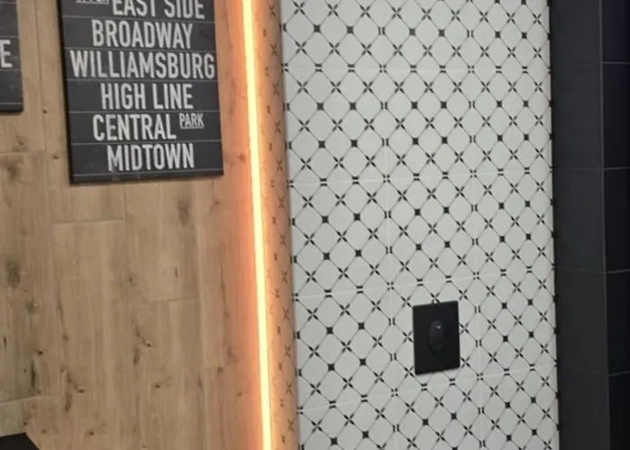 Burgund 2 Pokojowy Z Ogrodkiem Lub Ze Wspolna Kuchnia I Lazienka Apartman Varsó