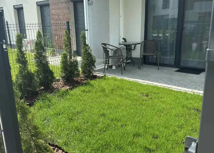 Burgund 2 Pokojowy Z Ogrodkiem Lub Ze Wspolna Kuchnia I Lazienka Apartman Varsó