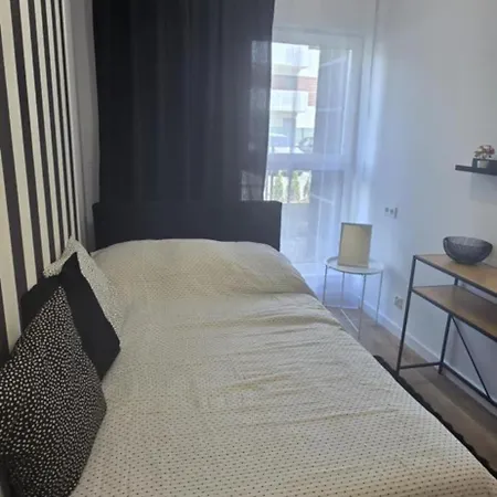 Burgund 2 Pokojowy Z Ogrodkiem Lub Ze Wspolna Kuchnia I Lazienka * Warszawa