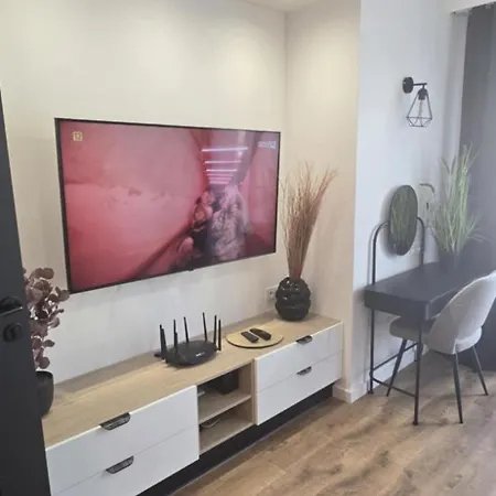 Burgund 2 Pokojowy Z Ogrodkiem Lub Ze Wspolna Kuchnia I Lazienka *