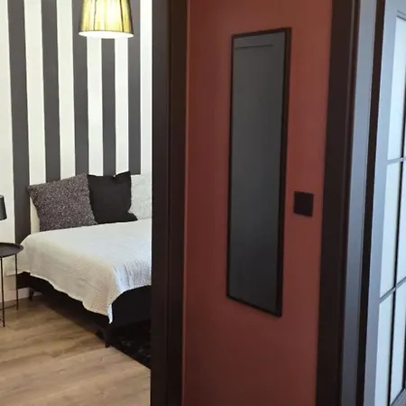 Burgund 2 Pokojowy Z Ogrodkiem Lub Ze Wspolna Kuchnia I Lazienka * Warszawa