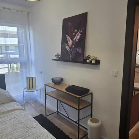 Burgund 2 Pokojowy Z Ogrodkiem Lub Ze Wspolna Kuchnia I Lazienka